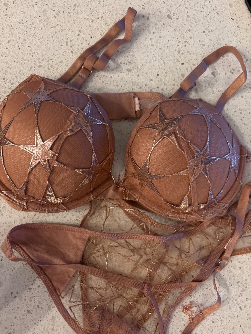 Victorias Secret Bra & String Thong - Picture 1 of 5